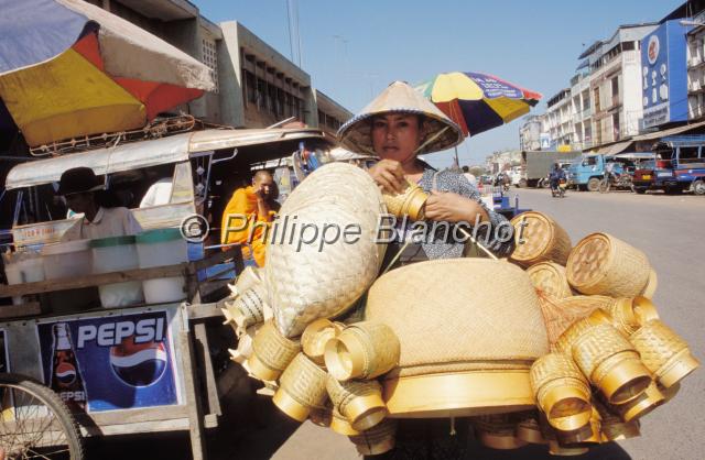 laos 32.JPG - Vendeuse de sacs en osierVentiane, Laos